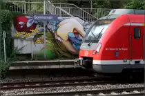Bunte Farben im Sommerrain I - 

Im Stuttgarter S-Bahnhof Sommerrain wurde ein Betonwand zur künstlerischen Gestaltung freigeben. In Stuttgart gibt es sogar einen Graffiti-Beauftragten, Stadt, Bahn und die Graffitikünster arbeiten zusammen. Nähere Informationen findet sich unter Deutschlandfunk Kultur:

https://www.deutschlandfunkkultur.de/graffiti-beauftragter-in-stuttgart-betreutes-sprayen.1001.de.html?dram:article_id=416469

Ruhig mal anhören. Dort kommt auch der Künstler dieser Wand zu Wort.

Die geschwungene Form der S-Bahn-Front passt gut zu den Rundungen auf dem Gemälde.

02.08.2018 (M)

