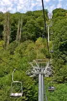 In Vianden gibt es den einzigen 1955 gebauten Sessellift Luxemburgs. Die Talstation liegt am Fl��chen Our auf 215 m � M, w�hrend sich die Bergstation auf einer H�he von 375 m � M befindet. 31.07.2018 (Jeanny)

Sogar die technischen Daten habe ich gefunden:  

Antrieb: Talstation
Horizontale L�nge: 429,6 Meter
Schr�ge L�nge: 458,89 Meter
H�henunterschied: 161,31 Meter
Geschwindigkeit: 1,5 m/s (5,4 km/h)
Kapazit�t: 460 Personen
Sitze: 42 Doppelsitze
Fahrzeit: 5,5 min
Seildurchmesser: 30 mm
