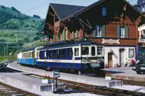 Montreux - Oberland bernois MOB.
Erinnerung an die alte MOB.
Regionalzug Montreux-Zweisimmen mit einem nicht erkennbaren BDe 4/4 3000 + AB + B bei seinem Zwischenhalt in Montbovon im Mai 1993.
Anfänglich wurde der PANORAMIC-EXPRESS während mehreren Jahren mit Triebwagen der Serie 3000 geführt. Dies der Grund für die unterschiedliche Farbgebung dieses Regionalzuges.
Foto: Walter Ruetsch 