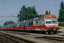 Chemins de fer Fribourgeois Gruyère-Fribourg-Morat GFM/TPF.
Noch im Jahre 1993 wendeten die Regionalzüge der GFM ab Fribourg in Ins, wo auch die Verstärkungswagen an- abgehängt und während dem Tag abgestellt wurden.
Zur Zeit dieser Aufnahme vom Juli 1993 wurde am späteren Nachmittag der damals neue RABDe 182 - Pendelzug mit zwei weiteren Wagen verstärkt.
Foto: Walter Ruetsch