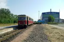 Am 28.07.2018 war ich zum Dienst mit dem  Schlemmerexpress  eingeteilt. Diese Triebwagenleistung der HSB als Sonderfahrt führt von Quedlinburg nach Harzgerode zum Mittagessen im Schlosskeller,dann nach Stiege inclusive der Befahrung der Wendeschleife und zurück nach Drahtzug, wo im dortigen Scheunenkaffee Kaffee und selbst gebackener Kuchen ! gereicht wird. Danach geht es zurück nach Quedlinburg, wo die Gäste nach Hause entlassen werden.
Ursprünglich für den T 1 (187 001) konzipiert,wird als Ersatzfahrzeug einer der Talbot-Triebwagen eingesetzt,was die Sache motivlich wieder interessant macht.
Da man sich ja beim, vor und nach dem Essenn nicht überanstrengen sollte, aber ein wenig Bewegung appetitanregend ist, wird je nach Gegebenheit und Gelegenheit ein oder zwei oder so Fotohalte sporadisch mit eingebaut.
Hier allerdings eine Zufallsaufnahme am äußersten Streckenende der HSB in Quedlinburg beim Umsetzen nach Gleis 4.