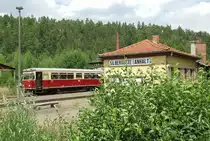 In Silberhütte/Anhalt musste eine Kreuzung abgewartet werden,Zeit, um mal eine andere Position zu testen. 
Mich faszinieren grad im kleinen Bahnhof Silberhütte die Ansammlung von alter, ganz alter und weniger alter Technik in Form von Restanlagen, die dem Zusammenfall entgegen dämmern oder schon wieder historischen Vorlagen entsprechend restauriert sind.
Hinter dem Triebwagen befand sich ursprünglich die anhaltinische Schmelzhütte, dann nach dem I.WK etwa entstand ein großes Sägewerk, das noch bis zur Wende guter Kunder der Bahn war.
Am Hang über dem Triebwagen befanden sich Bunkertaschen, die von oben durch die  Silberhütter Hochbahn  mit Erzen versorgt wurden. Zur Anschauung,man kann die Relikte dort oben erwandern, wurden abgebaute Weichen und Gleisstücke zur Demonstration etwa an historischer Stelle ausgelegt.
Direkt hoch auf den Kamm des Berges führten gemauerte Abgaskanäle zu einem großen Schornstein, durch den die in der Schwefelsäurefabrikation erzeugten giftigen Dämpfe aus dem Tal geführt wurden und das um 1900!
Sollte dort mal jemand auf einen Zug warten, die kleine Wanderung dorthin lohnt sich!Der Straße ab dem BÜ nach Straßberg folgen und an der ehemaligen Direktorenvilla der alten Schmelzhütte dem Wegweiser nach gehen.