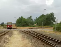 Hier sieht man den 187 013 aus der Wendeschleife kommen, er hat die zweite Runde hinter sich.
Im Hintergrund macht sich grad ein fernes Gewitter durch starke Böen unbeliebt, die den Erntestaub von Feldern in den Ort und über den Bahnhof bliesen.
28.07.18