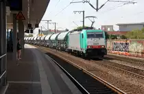 Die Cobra 2826 kommt als Umleiter mit einem schweren Kalkzug aus Hermalle-Huy(B) nach Oberhausen-West(D) und kommt aus Richtung Aachen-West,Aachen-Schanz,Aachen-Hbf,Aachen-Rothe-Erde,Stolberg-Hbf(Rheinland)Eschweiler-Hbf,Langerwehe,Düren,Merzenich,Buir,Horrem,Sindorf,Kerpen und fährt durch Köln-Ehrenfeld in Richtung Köln-Nippes,Köln-Longerich,Köln-Chorweiler,Köln-Worringen,Dormagen-Bayerwerk,Dormagen,Nievenheim,Neuss-Allerheiligen,Norf,Neuss-Süd,Neuss-Hbf,Neuss-Gbf,Meerbusch-Osterath,Krefeld-Oppum,Krefeld-Linn,Krefeld-Uerdingen,Krefeld-Hohenbudberg-Chempark,Duisburg-Rheinhausen,Duisburg-Rheinhausen-Ost,Duisburg-Hochfeld-Süd.
Aufgenommen vom Bahnsteig 3 in Köln-Ehrenfeld. 
Bei Sommerwetter am Nachmittag vom 26.7.2018.