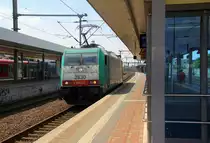 Die Cobra 2830 kommt als Lokzug aus Aachen-West nach Duisburg-Wedau und kommt aus Richtung Aachen-Hbf-Aachen-Rothe-Erde-Eilendorf,Stolberg-Hbf-Rheinland, Eschweiler-Hbf,Nothberg,Langerwehe,Düren,Merzenich,Buir,Horrem,Kerpen und fährt durch Köln-Ehrenfeld in Richtung Köln-Hbf,Köln-Messe-Deutz.
Aufgenommen vom Bahnsteig 3 in Köln-Ehrenfeld. 
Bei Sommerwetter am Nachmittag vom 26.7.2018. 