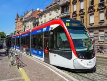 Straßenbahnzug 302 auf der Linie 3 nach Vauban in der Haltestelle Eschholzstraße, 29.07.2018.
