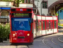 Straßenbahnzug 276 auf der Linie 1 nach Landwasser in der Haltestelle Oberlinden, 29.07.2018.