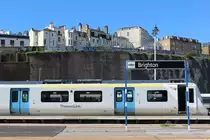 Brighton Railway Station: Hinter dem Stationsschild bereit ein Thameslink Class 700 auf die Abfahrt vor.

Mittwoch, 1. August 2018