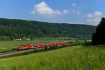 Am 11. Mai 2018 konnten noch zahlreiche Leistungen mit Loks der Baureihe 111 im Altmühltal beobachtet werden. Inzwischen ist der Nahverkehr zwischen Ingolstadt und Treuchtlingen fest in der Hand der neuen Twindexx-Triebwagen. Bei Breitenfurt konnte ich an diesem Tage 111 039 mit ihrer RB 59148 aufnehmen. 