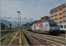 Die FS 245 442 (UIC 98 832245445-8 I-IT) zieht die mit ihrem EXPO MILANO 2015 Extrazug in Domodossola eingetroffene Re 460 036-7 von ihren Wagen weg, um sie dann in den Wechselstrom-Teil des Bahnhofs abzustossen, wo sie bis zur Abendlichen Rückfahrt des Zuges nach Zürich bleiben wird.
13. Mai 2015