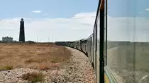 Blick zurück mit Spiegelung in den Wagen der Romney, Hythe & Dymchurch Railway und dem Leuchtturm von Dungeness, 12.9.16
