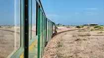 Blick voraus mit Spiegelung in den Wagen der Romney, Hythe & Dymchurch Railway in Dungeness, 12.9.16
