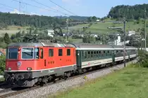 Re 4/4 II 11159 zieht am Abend des 03.08.2018 ihren Interregio durch Zeihen AG in Richtung Basel.