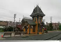 In Boyertown, Pennsylvania / USA wurde ich auf dieses kleine Bahnhofsgebäude aufmerksam. Schön restauriert steht es im Herzen der Stadt. Das Bahnhofsumfeld war aber noch am 16. Mai 2018 eine komplette Baustelle. Irgendwann soll ab hier ein kleiner Museumsbahnbetrieb stattfinden. 