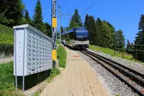 Der Zug und die Briefkästchen - damit der Postbote nicht jedes Häuchen bedienen muss, stehen deren Briefkasten fein säuberlich am Bahnsteig, einschliesslich eines gelben Kastens für abgehende Briefe. Einfahrt Triebzug 7504. 2.August 2018 