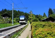 Wenn der MVR-Zug aus der Stadt Vevey hochsteigt, geht es zuerst durch die den Hang hinaufkletternde Siedlungslandschaft, und dann gelangt man weiter oben in kleine Ortschaften, deren Häuser Ferienhäuschen zu sein scheinen. Hier strebt Triebzug 7504 durch die kleinen Häuschen von Lally hinauf auf den Berggipfel. 2.August 2018 