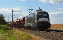 182 595 führte am 27.06.18 für seinen Mieter NIAG einen Kieszug durch Niederndodeleben Richtung Magdeburg. Anders als bei den übrigen Taurus ist hier die Nummer mittig platziert.