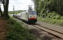 186 258-0 von Lineas/Railpool kommt die Gemmenicher-Rampe herunter nach Aachen-West mit einem Kesselzug aus Antwerpen-Kanaaldok(B) nach Millingen-Solvay(D). 
Aufgenommen an der Montzenroute am Gemmenicher-Weg. 
Bei Sommerwetter am Nachmittag vom 30.7.2018.