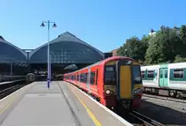 Class 387 208 ist am 3. August 2018 bei der Abfahrt im Bahnhof Brighton.
Der Gatwickexpress war am Freitagmorgen von Brighton via Gatwick Airport nach London Victoria unterwegs.