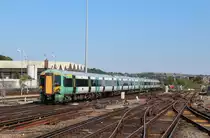 Der Class 377 148 und ein weiterer 377 sind am Freitagmorgen bei der Abfahrt im Bahnhof Brighton

Aufnahme vom 3. August 2018