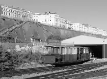Volk’s Electric Railway: 

Es ist die älteste in Betrieb stehende elektrische Eisenbahn in Großbritannien. Die Schmalspurbahn in Brighton wurde am 4. August 1883 eröffnet - genau ein Tag vor ihrem 135-jährigen Geburtstag! Die Spurweite misst 82,5 cm und die Streckenlänge beträgt über 1,5 Kilometer lang. In der Stromschiene fliesst genau 110 Volt DC (Gleichstrom). 

 Das Bild zeigt die neuen Triebwagen Nr. 7 und 8 bei der letzen Probefahrt bei der Ankunft im Depot in der Kreuzungsstation Halfway Station ein Tag vor ihrer Eröffnung am Samstagabend, 4. August 1883 

Aufnahme vom Freitagabend, 3. August 2018