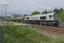 Mal wieder Linksverkehr auf der Südbahn - 266 062-9 der RHC wartet im Bahnhof Biberach (Riß) auf Streckenfreigabe in Fahrtrichtung Aulendorf (23.04.2018).