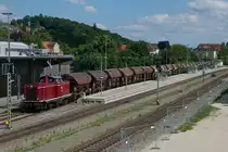 Nachdem 212 273-9 die leeren Wagen der Gattung Tds/Tdns im Bahnhof von Biberach (Ri�) zusammengestellt hatte zieht sie diese am 18.06.2018 Richtung Ulm.