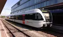 Vor dem Nationalfeiertag war ich wieder mal im Bahnhof Wil unterwegs. Der Sommerfahrplan der SBB hat auch für die Äbtestadt einiges zu bieten.
Zum Beispiel 54,45m Triebzug vom Stadler am Stück! Der GTW 526 778 ist ein Viergliederzug dieser Gattung und stand als S11 nach St. Gallen Winkeln auf Gleis 6 bereit.

Wil SG, 31.07.2018