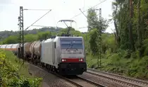 186 452-9 von Lineas/Railpool kommt  leider im gegenlicht die Gemmenicher-Rampe herunter nach Aachen-West mit einem Kesselzug  aus Antwerpen-BASF(B) nach Ludwigshafen-BASF(D).
Aufgenommen an der Montzenroute am Gemmenicher-Weg. 
Bei Sommerwetter am Nachmittag vom 30.7.2018.