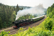 52 8079-7 ist am 19.05.2018 auf der Schiefen Ebene in Richtung Marktschorgast unterwegs.

Hersteller: F. Schichau, Elbing
Fabriknr.: 3937
Baujahr: 1943
Abnahmedatum: 27.10.1943
Erst-Bw: Königsberg
Umbeheimatungen: Pasewalk, Neustrelitz, Berlin-Grunewald, Berlin-Rummelsburg, Berlin-Lichtenberg, Frankfurt (Oder), Wittenberge, Neuruppin, Berlin-Schöneweide
Heimat-Bw. z.Z.d. Aufnahme: München
Eigentümer z.z.d. Aufnahme: Dampf-Plus GmbH
ursprüngl. Fahrzeugnr.: 52 5659
Betreibernr. z.Z.d. Aufnahme: 52 8079-7
Umnummerierungen: 52 8079 (23.04.1963), 52 8079-7 (01.06.1970), 052 079-1 (31.12.1993), 52 8079-7 (2002)
UIC-Nr.: 90 80 0051 079-6 D-DME
z-Stellung (DB AG): 05.12.1994
Ausmusterung: 05.07.1995