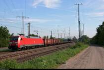 Gemischter Gz mit 152 104-6 DB fährt in Großkorbetha auf der Bahnstrecke Halle–Bebra (KBS 580) Richtung Weißenfels.
[10.5.2018 | 9:13 Uhr]