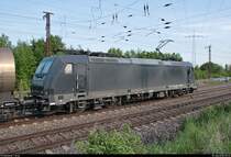 Blick auf 185 570-9 der SBB Cargo International AG, die mit Kesselwagen in Großkorbetha auf der Bahnstrecke Halle–Bebra (KBS 580) Richtung Bahnhof Großkorbetha fährt.
[10.5.2018 | 9:01 Uhr]