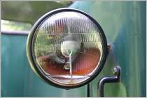 Lillafüredi Állami Erdei Vasút (LÁEV). Bei der Diesellok C50 C02-408 hat Kodens- oder Regenwasser den Weg in eine der Stirnlampen gefunden un d sieht aus wie eine Wasserwage. (13.06.2018)