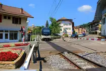 MVR Triebwagen 7505 mit Blick ins Städtchen Blonay und auf dessen Schloss. 2.August 2018 
