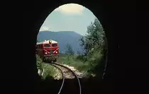 Solche Aufnahmen sind nur bei Sonderfahrten möglich: 75 004-2 der Rhodopenbahn am 09.06.2003 bei einer Scheinanfahrt auf der Gebirgsstrecke zwischen Awramowo und Jakoruda