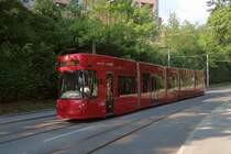 Tw. 310 als Linie 3 der Innsbrucker Verkehrsbetriebe an der Haltestelle Lahntalweg mit Ziel Amras. Die Westäste zur Peerhofsiedlung und nach Technik-West wurden am 10.12.2017 eröffnet und bis voraussichtlich Dezember 2018 von der Linie 3 bedient, danach soll die neue West-Ost-Durchmesserlinie 2 diese Strecken befahren. Aufgenommen 24.7.2018.