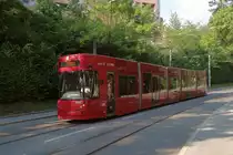 Tw. 310 als Linie 3 der Innsbrucker Verkehrsbetriebe an der Haltestelle Lahntalweg mit Ziel Amras. Die Westäste zur Peerhofsiedlung und nach Technik-West wurden am 10.12.2017 eröffnet und bis voraussichtlich Dezember 2018 von der Linie 3 bedient, danach soll die neue West-Ost-Durchmesserlinie 2 diese Strecken befahren. Aufgenommen 24.7.2018.