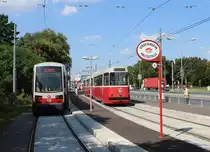 Wien Wiener Linien: Am 31. Juli 2018 halten zwei Züge der SL 6 (B 639 / c5 1503 + E2 4303) in der Endstation Kaiserebersdorf / Zinnergasse (im 11. Bezirk Simmering). - Laut Meldungen der Wiener Linien vom 7. Mai 2018 werden ab Sommer 2019 eine neue SL 11 (Otto-Probst-Platz - Kaiserebersdorf) und die verlängerte SL 71 (jetzt: Börse - Zentralfriedhof) statt der SL 6 nach Kaiserebersdorf fahren. Konsequenzen für die Straßenbahnlinien 6 und 67: Die Linie 6 wird ab Sommer 2019 an der Absberggasse (Schleife Absberggasse - Puchsbaumgasse - ? - Quellenstraße) enden, während die Liniennummer 67 verschwinden wird. - Die Linienbezeichnung 11 ist das Ergebnis einer örtlichen Volksbefragung. - Bis 1974 gab es eine - ursprüngliche - Linie 11 zwischen Stadlauer Brücke und Friedrich-Engels-Platz. 