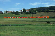 Der erste neue RBS-Triebzug  WORBLA  ist in seiner neuen Heimat Worblaufen eingetroffen.

Regionalverkehr Bern-Solothurn RBS
Stadler Bussnang AG, Bussnang, Schweiz.

Am 7. August 2018 wurde der Be 4/10  Nummer 01 mit der Lokomotive Eea 936 V 139 der Firma Stadler von Bussnang nach Worblaufen überführt, wo er mit eigener Kraft den Transportwagen verlassen hat. Insgesamt werden 14 neue Fahrzeuge dieser Art unter dem Namen  WORBLA  auf den Linien S7 und S9 zum Einsatz gelangen.
Die Überführung von Woblaufen bis Worb-Dorf wurde mit einem RABe 4/12  NEXT  vorgenommen.

 NEXT  und  WORBLA  auf ihrer ersten gemeinsamen Fahrt bei Vechigen nach Worb-Dorf.
Foto: Walter Ruetsch  
