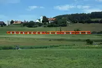 Der erste neue RBS-Triebzug  WORBLA  ist in seiner neuen Heimat Worblaufen eingetroffen.

Regionalverkehr Bern-Solothurn RBS
Stadler Bussnang AG, Bussnang, Schweiz.

Am 7. August 2018 wurde der Be 4/10  Nummer 01 mit der Lokomotive Eea 936 V 139 der Firma Stadler von Bussnang nach Worblaufen überführt, wo er mit eigener Kraft den Transportwagen verlassen hat. Insgesamt werden 14 neue Fahrzeuge dieser Art unter dem Namen  WORBLA  auf den Linien S7 und S9 zum Einsatz gelangen.
Die Überführung von Woblaufen bis Worb-Dorf wurde mit einem RABe 4/12  NEXT  vorgenommen.

 NEXT  und  WORBLA  auf ihrer ersten gemeinsamen Fahrt bei Vechigen nach Worb-Dorf.
Foto: Walter Ruetsch  