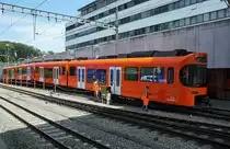 Der erste neue RBS-Triebzug  WORBLA  ist in seiner neuen Heimat Worblaufen eingetroffen.

Regionalverkehr Bern-Solothurn RBS
Stadler Bussnang AG, Bussnang, Schweiz.

Am 7. August 2018 wurde der Be 4/10  Nummer 01 mit der Lokomotive Eea 936 V 139 der Firma Stadler von Bussnang nach Worblaufen überführt, wo er mit eigener Kraft den Transportwagen verlassen hat. Insgesamt werden 14 neue Fahrzeuge dieser Art unter dem Namen  WORBLA  auf den Linien S7 und S9 zum Einsatz gelangen.
Die Überführung von Woblaufen bis Worb-Dorf wurde mit einem RABe 4/12  NEXT  vorgenommen.

In wenigen Sekunden hat die erste  WORBLA  ihr Ziel erreicht.
Foto: Walter Ruetsch  