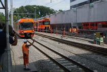 Der erste neue RBS-Triebzug  WORBLA  ist in seiner neuen Heimat Worblaufen eingetroffen.

Regionalverkehr Bern-Solothurn RBS
Stadler Bussnang AG, Bussnang, Schweiz.

Am 7. August 2018 wurde der Be 4/10  Nummer 01 mit der Lokomotive Eea 936 V 139 der Firma Stadler von Bussnang nach Worblaufen überführt, wo er mit eigener Kraft den Transportwagen verlassen hat. Insgesamt werden 14 neue Fahrzeuge dieser Art unter dem Namen  WORBLA  auf den Linien S7 und S9 zum Einsatz gelangen.
Die Überführung von Woblaufen bis Worb-Dorf wurde mit einem RABe 4/12  NEXT  vorgenommen.

Der nigelnagelneue Be 4/10 Nummer 01  WORBLA  lässt den Be 4/12  SECONDA  aus dem Jahre 2010 alt aussehen.
Foto: Walter Ruetsch  