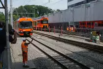 Der erste neue RBS-Triebzug  WORBLA  ist in seiner neuen Heimat Worblaufen eingetroffen.

Regionalverkehr Bern-Solothurn RBS
Stadler Bussnang AG, Bussnang, Schweiz.

Am 7. August 2018 wurde der Be 4/10  Nummer 01 mit der Lokomotive Eea 936 V 139 der Firma Stadler von Bussnang nach Worblaufen überführt, wo er mit eigener Kraft den Transportwagen verlassen hat. Insgesamt werden 14 neue Fahrzeuge dieser Art unter dem Namen  WORBLA  auf den Linien S7 und S9 zum Einsatz gelangen.
Die Überführung von Woblaufen bis Worb-Dorf wurde mit einem RABe 4/12  NEXT  vorgenommen.

Der nigelnagelneue Be 4/10 Nummer 01  WORBLA  lässt den Be 4/12  SECONDA  aus dem Jahre 2010 alt aussehen.
Foto: Walter Ruetsch  