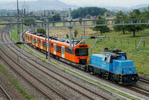 Der erste neue RBS-Triebzug  WORBLA  ist in seiner neuen Heimat Worblaufen eingetroffen.

Regionalverkehr Bern-Solothurn RBS
Stadler Bussnang AG, Bussnang, Schweiz.

Am 7. August 2018 wurde der Be 4/10  Nummer 01 mit der Lokomotive Eea 936 V 139 der Firma Stadler von Bussnang nach Worblaufen überführt, wo er mit eigener Kraft den Transportwagen verlassen hat. Insgesamt werden 14 neue Fahrzeuge dieser Art unter dem Namen  WORBLA  auf den Linien S7 und S9 zum Einsatz gelangen.
Die Überführung von Woblaufen bis Worb-Dorf wurde mit einem RABe 4/12  NEXT  vorgenommen.

Auf dem Dreischienengeleise der RBS zwischen Oberzollikofen und Worblaufen.
Foto: Walter Ruetsch    

