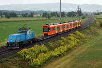 Der erste neue RBS-Triebzug  WORBLA  ist in seiner neuen Heimat Worblaufen eingetroffen.

Regionalverkehr Bern-Solothurn RBS
Stadler Bussnang AG, Bussnang, Schweiz.

Am 7. August 2018 wurde der Be 4/10  Nummer 01 mit der Lokomotive Eea 936 V 139 der Firma Stadler von Bussnang nach Worblaufen überführt, wo er mit eigener Kraft den Transportwagen verlassen hat. Insgesamt werden 14 neue Fahrzeuge dieser Art unter dem Namen  WORBLA  auf den Linien S7 und S9 zum Einsatz gelangen.
Die Überführung von Woblaufen bis Worb-Dorf wurde mit einem RABe 4/12  NEXT  vorgenommen.

Auf der SBB-Strecke bei Bollodingen.
Foto: Walter Ruetsch    