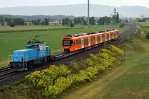 Der erste neue RBS-Triebzug  WORBLA  ist in seiner neuen Heimat Worblaufen eingetroffen.

Regionalverkehr Bern-Solothurn RBS
Stadler Bussnang AG, Bussnang, Schweiz.

Am 7. August 2018 wurde der Be 4/10  Nummer 01 mit der Lokomotive Eea 936 V 139 der Firma Stadler von Bussnang nach Worblaufen überführt, wo er mit eigener Kraft den Transportwagen verlassen hat. Insgesamt werden 14 neue Fahrzeuge dieser Art unter dem Namen  WORBLA  auf den Linien S7 und S9 zum Einsatz gelangen.
Die Überführung von Woblaufen bis Worb-Dorf wurde mit einem RABe 4/12  NEXT  vorgenommen.

Auf der SBB-Strecke bei Bollodingen.
Foto: Walter Ruetsch    
