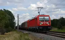 187 143 schleppte am 28.06.18 einen gemischten Güterzug durch Greppin Richtung Bitterfeld.