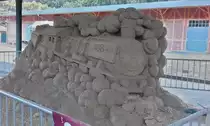 Bahn in Sand!
Auf ganz Usedom wird das Sandskulpturenfestival in Ahlbeck beworben. An verschiedenen Standorten wird mit diversen Skulpturen auf das Ereignis hingewiesen, das zum Thema Film einiges zu bieten hat.
Die Dampflok wirbt in Heringsdorf für den Event.

Seebad Heringsdorf, 13.07.2018