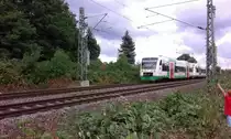 Auf dem Weg in den Urlaub auf Usedom machten wir in Leipzig Halt. Da unser Hotel in der Nähe der Bahnlinie lag, ging ich mit Luka zusammen auf Sujetjagd.
Wir dachten schon, dass wir nur Hamsterbacken sehen würden, als wir Dieselgeräusche hörten. Kurz darauf rauschten zwei 650er der Erfurter Industriebahn EIB an uns vorbei nach Leipzig Hbf, den Luka fröhlich begrüsste.

Leipzig - Lindenau, 10.07.2018