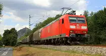 185 143-5 DB kommt aus Richtung Köln mit einem langen gemischten Güterzug aus Köln-Gremberg(D) nach Mannheim und fährt in Richtung Koblenz auf der Rechte Rheinstrecke KBS 465 bei Bad-Honnef am Rhein. 
Aufgenommen auf der Rechten Rheinstrecke in Bad-Honnef(am Rhein). 
Bei Sommerwetter am Nachmittag vom 31.7.2018.